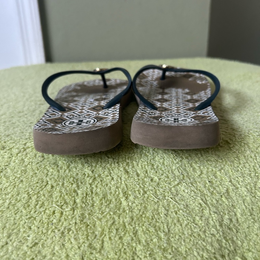 Tory Burch Geometric Print Flip Flops With  navy Blue  Straps. - Picture 6 of 9